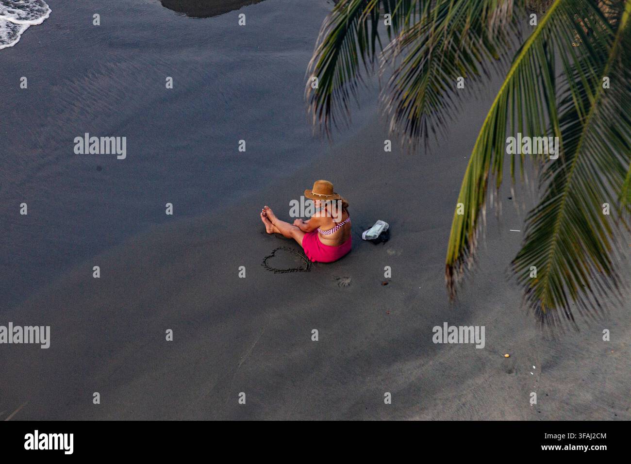 Cartagena, Colombia. 30 giugno 2026. Un turista siede su una spiaggia di Cartagena all'alba. Foto: José Bula Urrutia Foto Stock