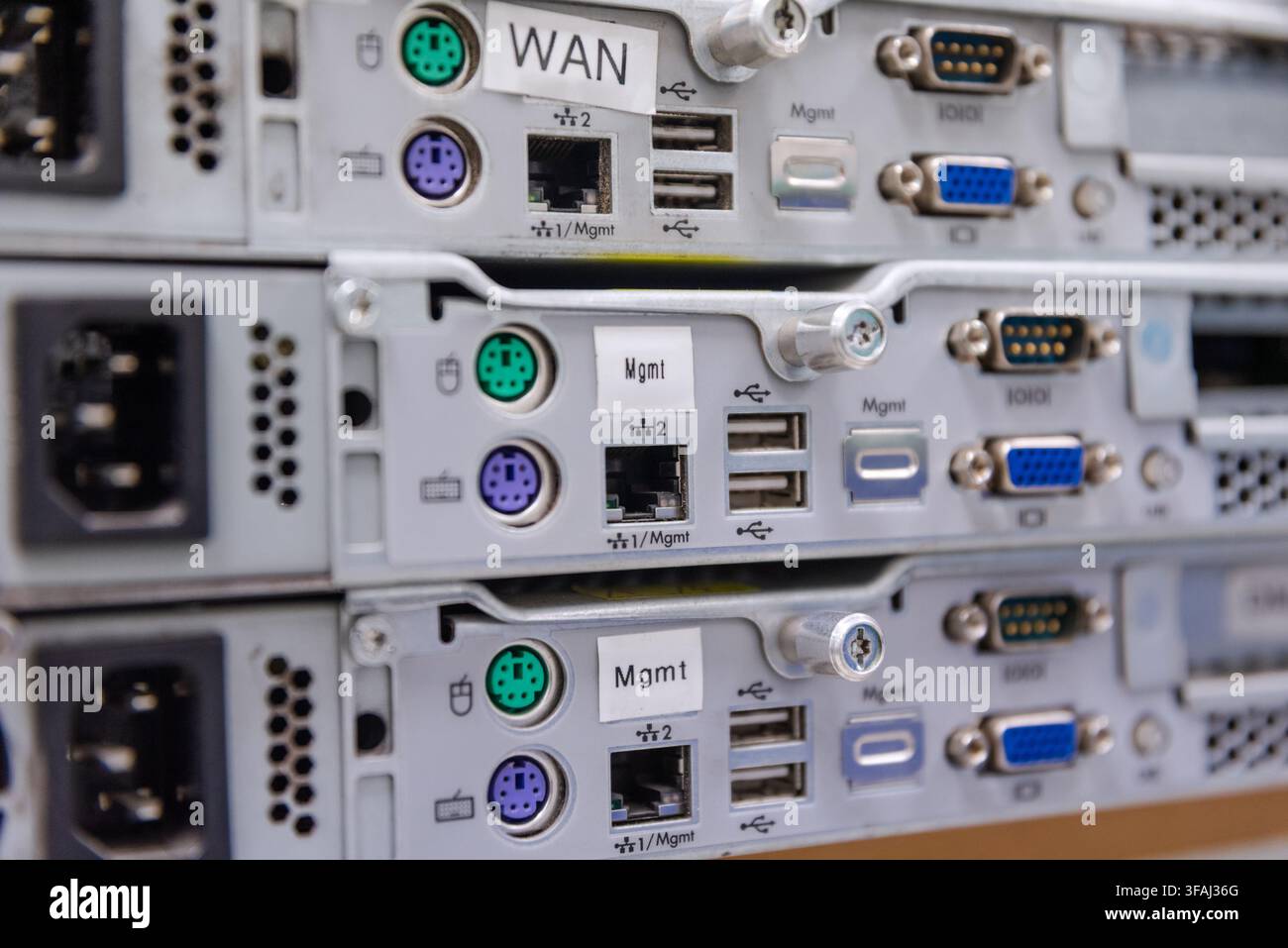 Prima vista di uno scaffale server vuoto con pannelli di connessione e organizzatori di cavi installati. Foto Stock