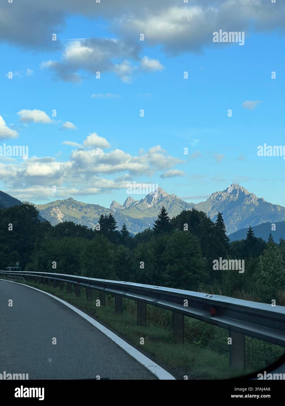 Viaggio panoramico sulle strade delle Alpi austriache, con strade di montagna, foreste, valli e splendidi paesaggi naturali in Austria. - Immagine stock catturata con smartphone