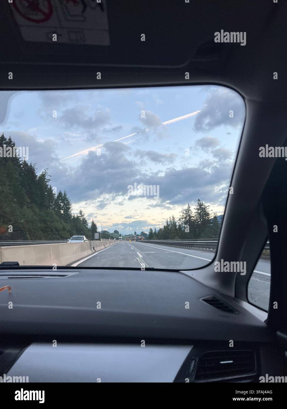Viaggio panoramico sulle strade delle Alpi austriache, con strade di montagna, foreste, valli e splendidi paesaggi naturali in Austria. - Immagine stock catturata con smartphone