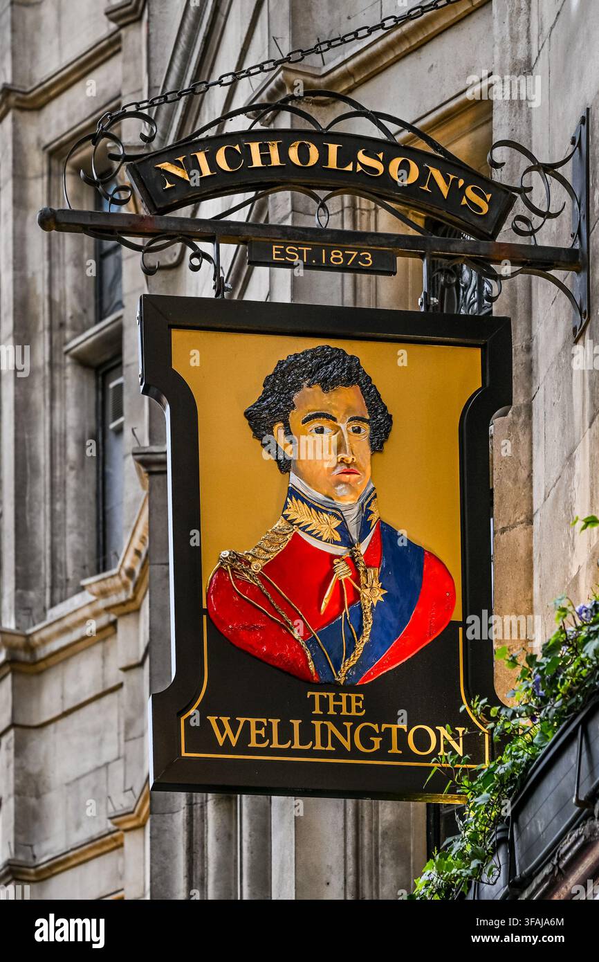 Il cartello del Wellington Pub, Savoy Hotel, Londra, Inghilterra, Regno Unito Foto Stock