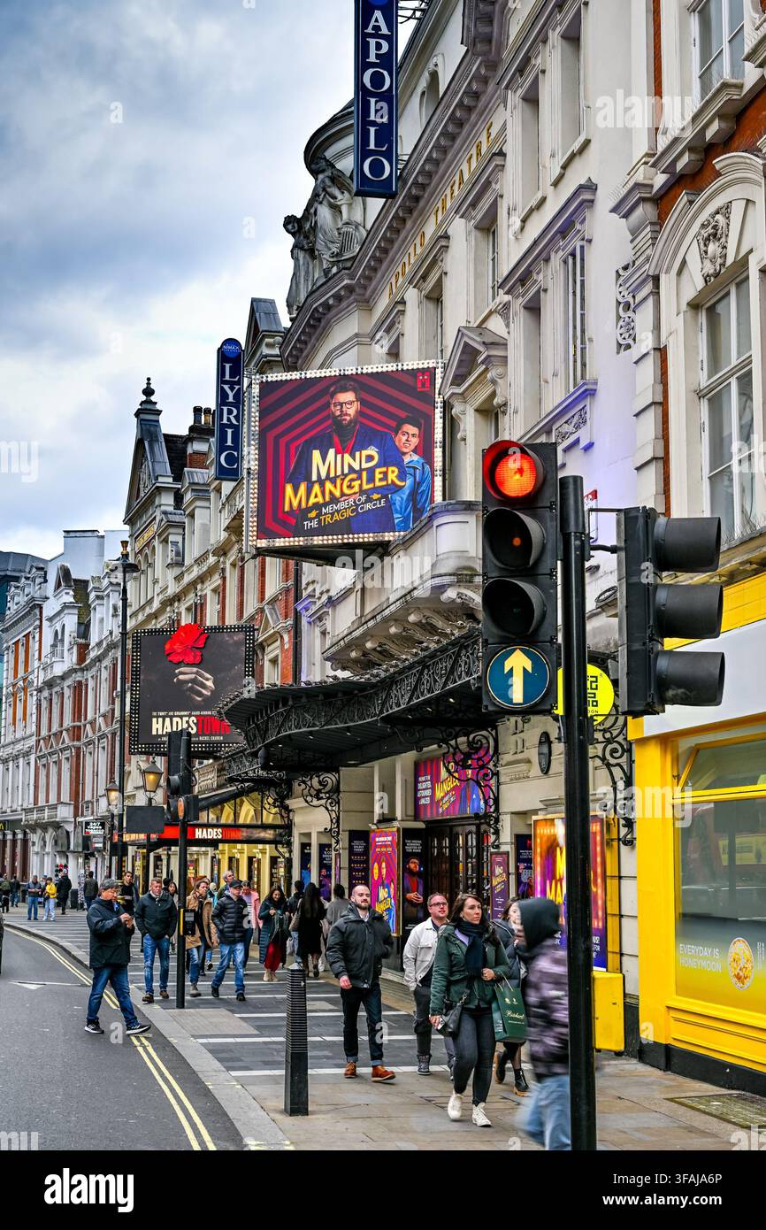 Apollo Theatre con cartellone Mind Mangler, Londra, Inghilterra, Regno Unito Foto Stock