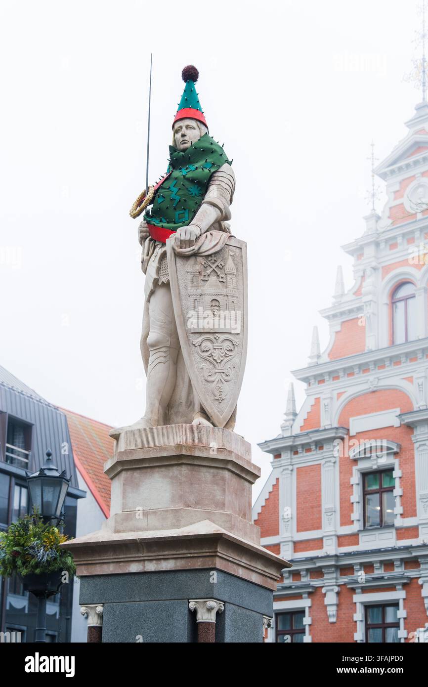 La memoria civica in pietra è rappresentata dalla statua di Rolando davanti alle facciate storiche della piazza del Municipio di Riga, adatta al patrimonio europeo e p Foto Stock