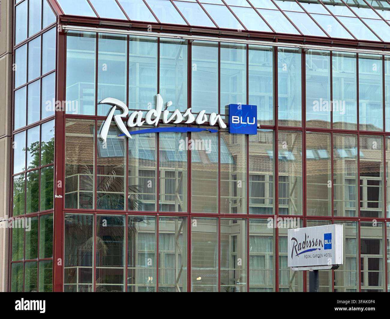 Trondheim, Norvegia – 9 agosto 2024: Radisson Blu Royal Garden Hotel con logo sulla facciata dell’hotel. Foto Stock