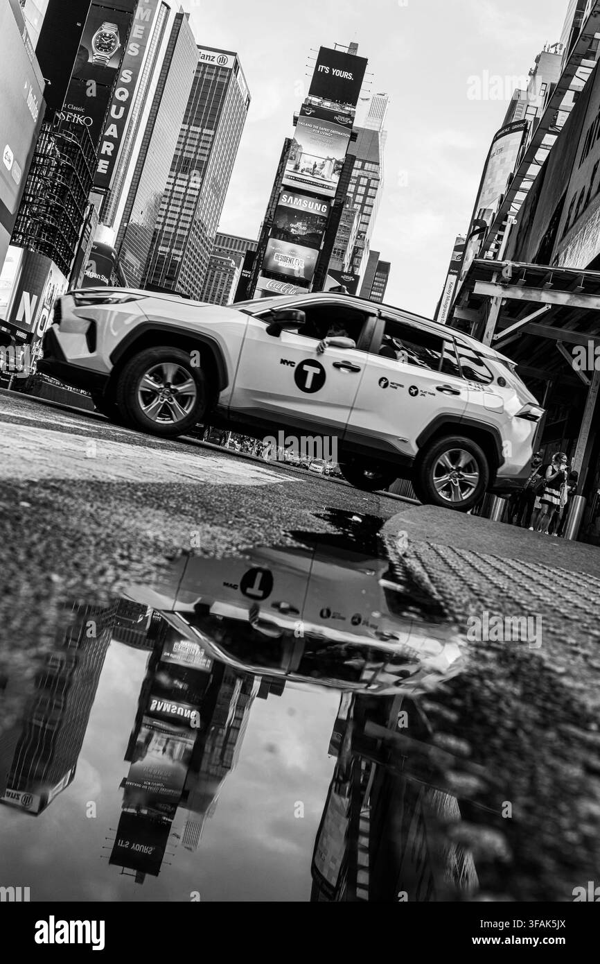 New York City, USA – Times Square, cartelloni pubblicitari illuminati, folle e paesaggio urbano a Midtown Manhattan. Foto Stock