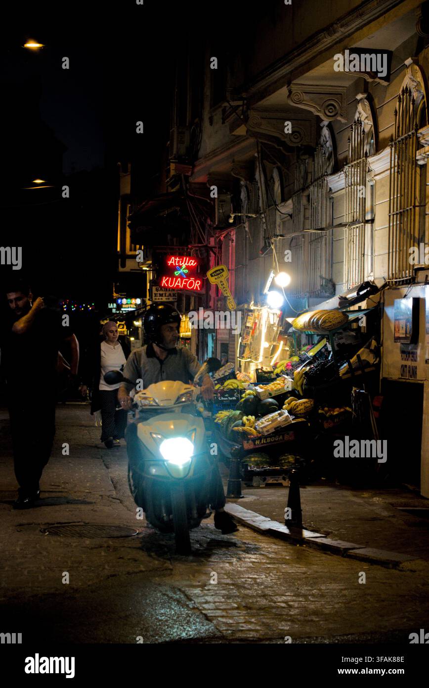 Viva strada del mercato di Istanbul dopo il tramonto Foto Stock