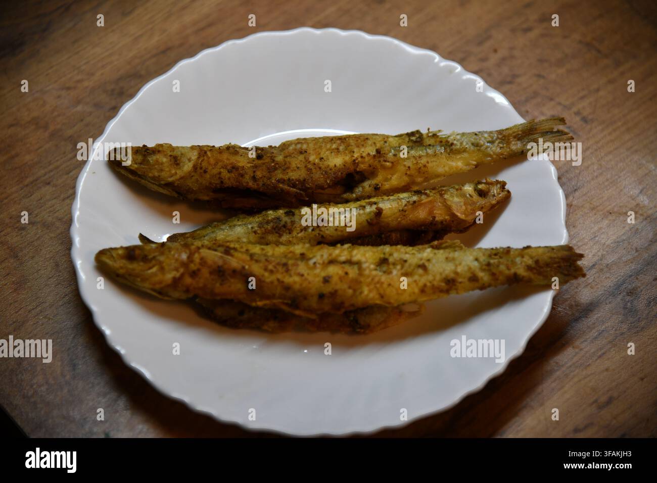 Filetto di pesce fritto dorato e croccante con patatine a fette spesse, servito in un vassoio di carta isolato su sfondo trasparente Foto Stock