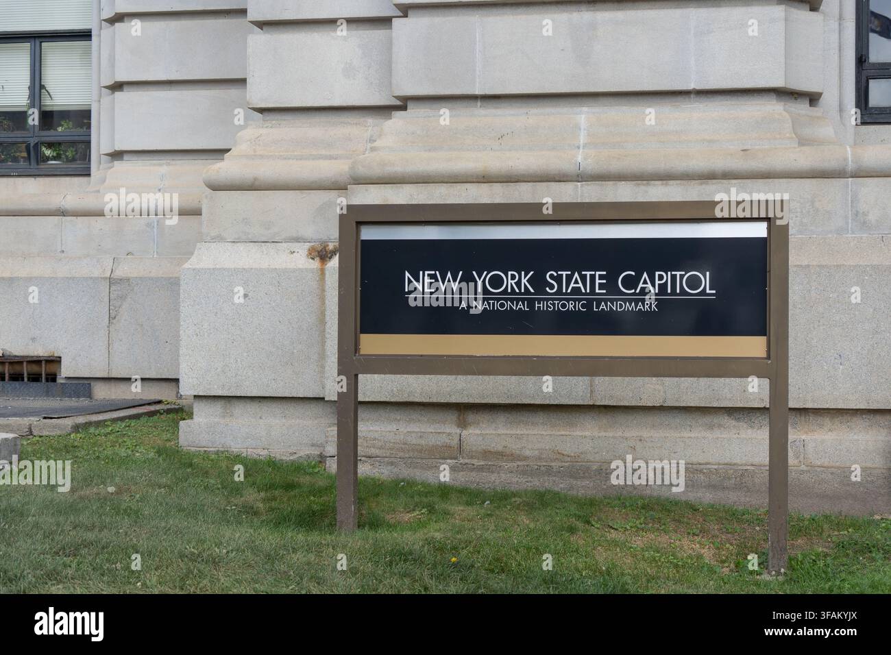 Albany, New York, 9 ottobre 2024: Il cartello del New York State Capitol all’ingresso dell’edificio ad Albany, New York Foto Stock