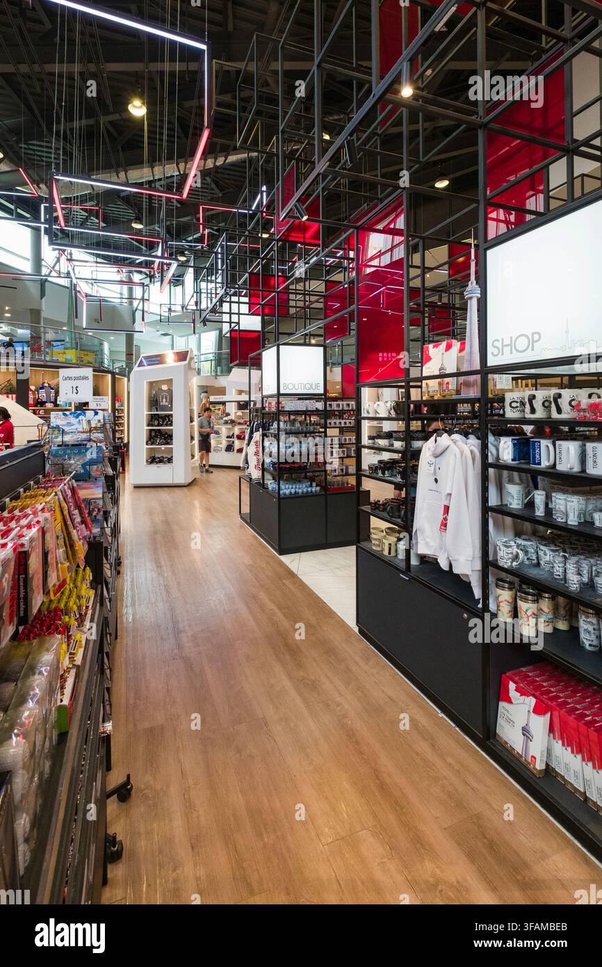 Sfoglia una vasta selezione di souvenir del CN Tower e di Toronto nel negozio di souvenir situato all'interno del landmark iconico. Offrendo di tutto, dalle cartoline e Foto Stock