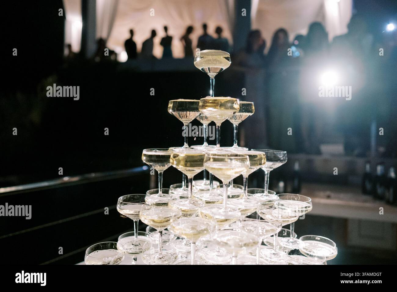 Torre dello Champagne durante un evento di celebrazione notturno Foto Stock