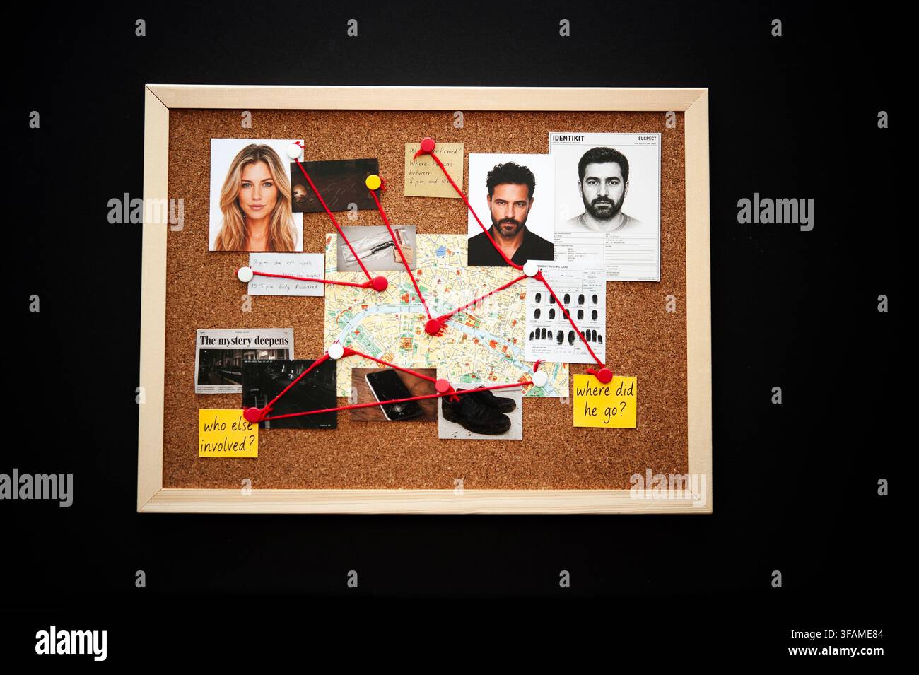 Tavola investigativa di detective inscenata con foto di sospetti, mappa, appunti, impronte digitali e filo rosso che collega gli indizi su uno sfondo nero Foto Stock