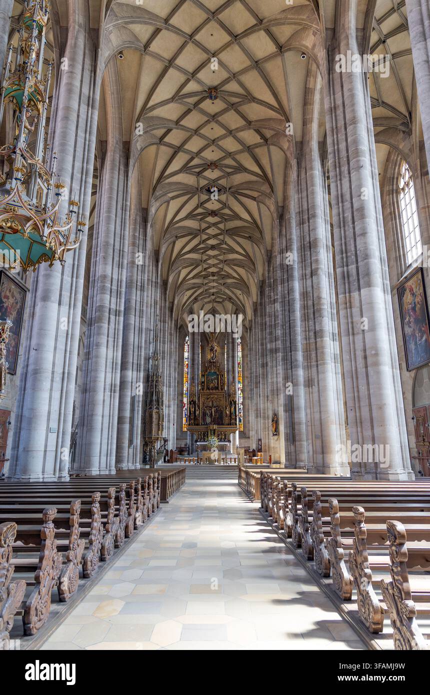 Vista interna della navata centrale e delle volte gotiche nella chiesa di San Giorgio, Dinkelsbühl, Bavaria, Germania Foto Stock