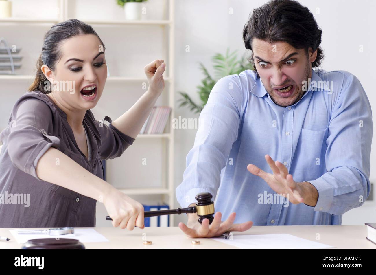 Concetto di divorzio per una giovane famiglia sposata Foto Stock