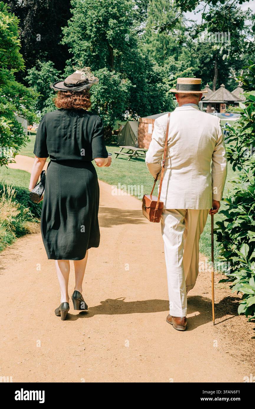 Coppia in costume d'epoca degli anni '40 a una rievocazione della Seconda Guerra Mondiale a Hever Castle, Kent, Inghilterra. Foto Stock