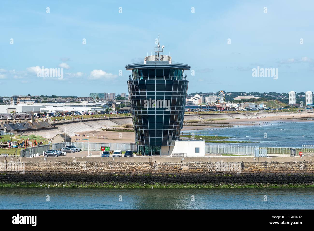 Aberdeen, Scozia, Regno Unito – 17 luglio 2025: Il centro operativo marittimo rivestito in vetro di Pocra Quay si affaccia sull’ingresso del porto di Aberdeen e la N Foto Stock