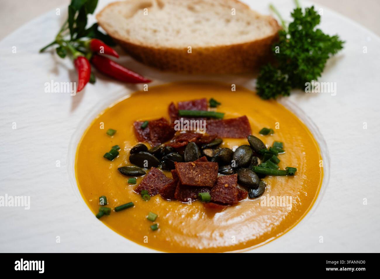 Hokkaido pumkin cucurbita maxima all'arancia per una zuppa di zucca Foto Stock