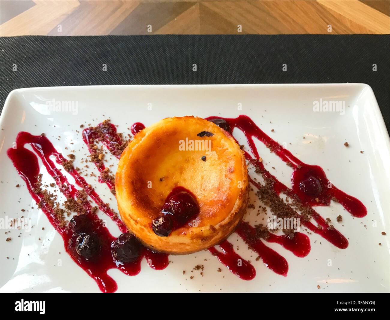 Torta con sciroppo di mirtilli. Foto Stock
