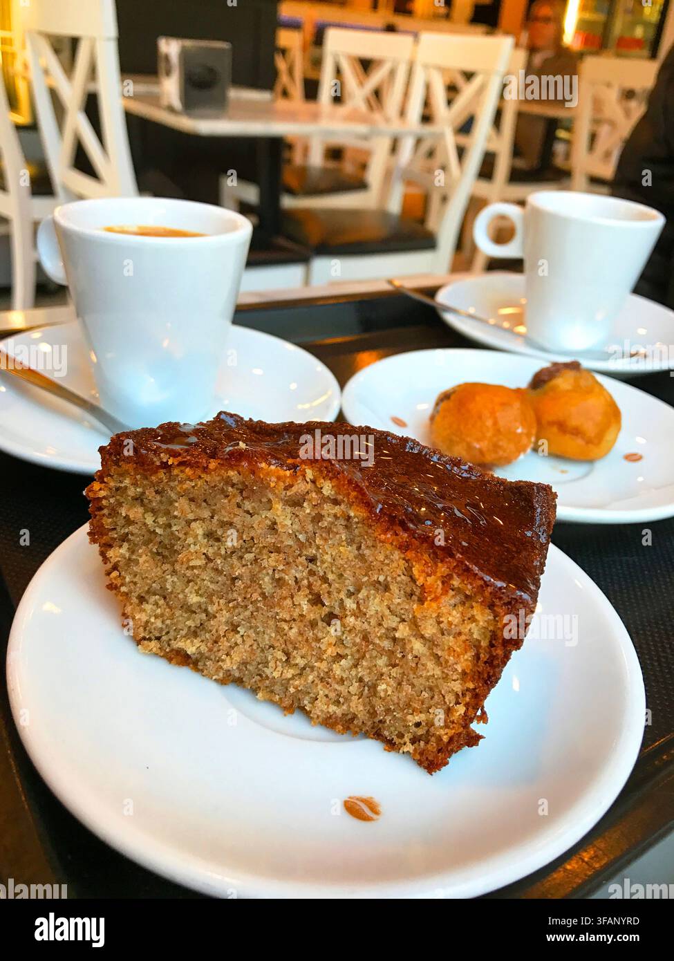 Torta al cioccolato integrale e due tazze di caffè. Foto Stock