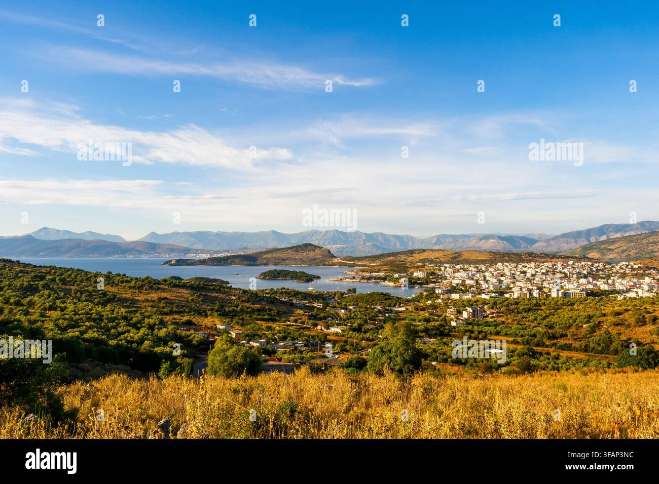 Il villaggio di Ksamil nel sud dell'Albania Foto Stock