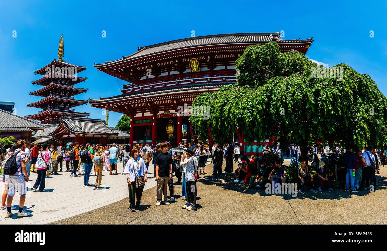 Tempio Senso-ji e pagoda a cinque piani ad Asakusa, Tokyo, Giappone Foto Stock