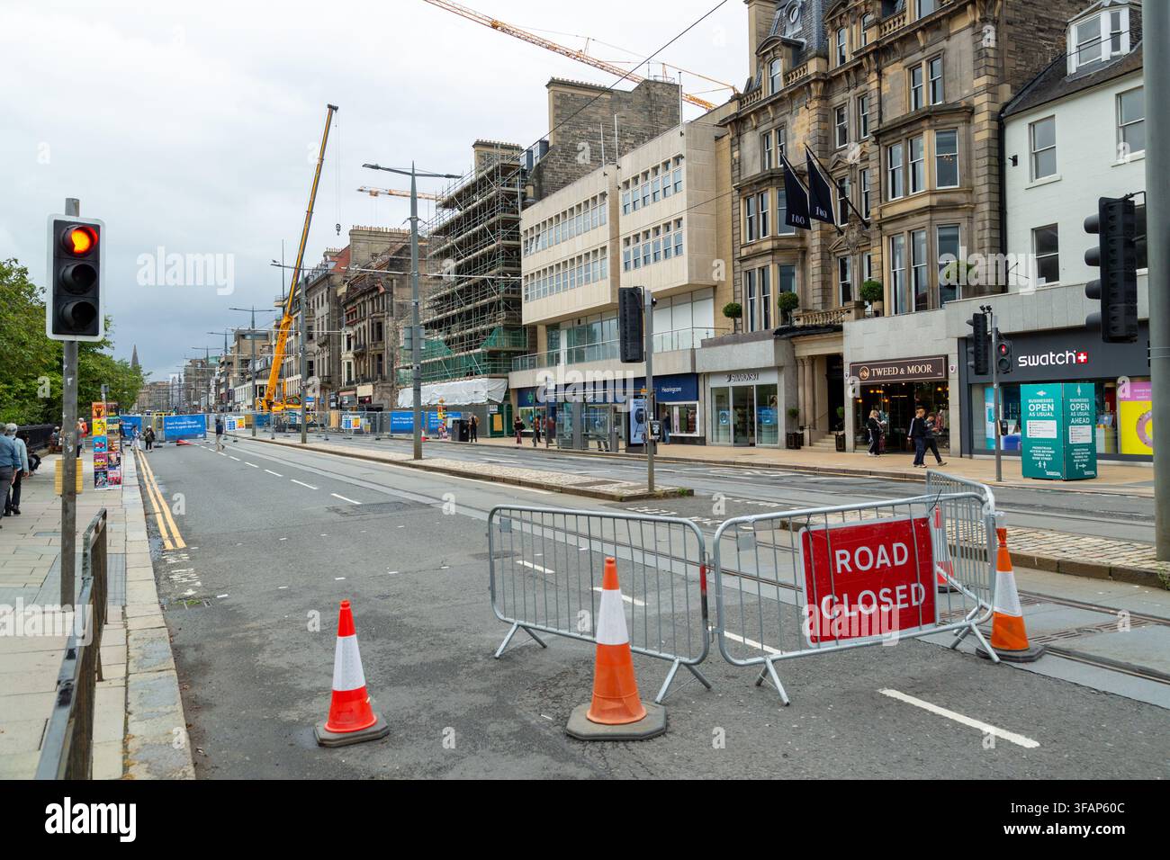 Una sezione di Princes Street a Edimburgo è attualmente chiusa a seguito di un grave incendio che ha danneggiato gravemente l'ex edificio storico di Debenhams Foto Stock