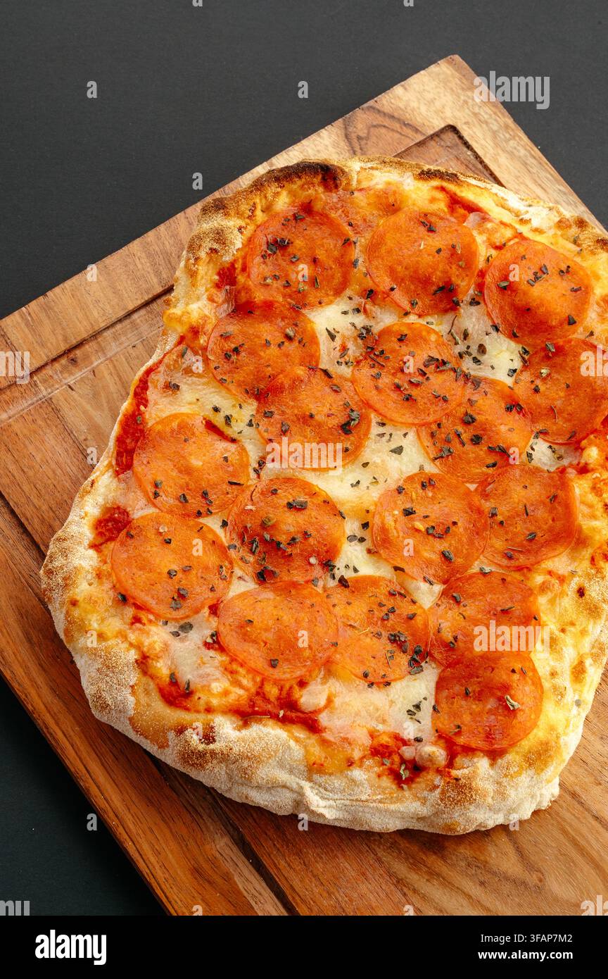 Pane appena sfornato salsiccia per pizza pizza sul pannello di legno Foto Stock