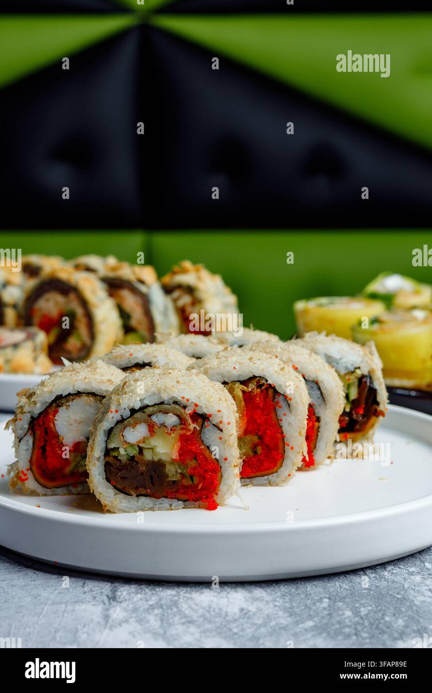 Deliziosa rolla di sushi con tobiko e tempura di gamberetti Foto Stock