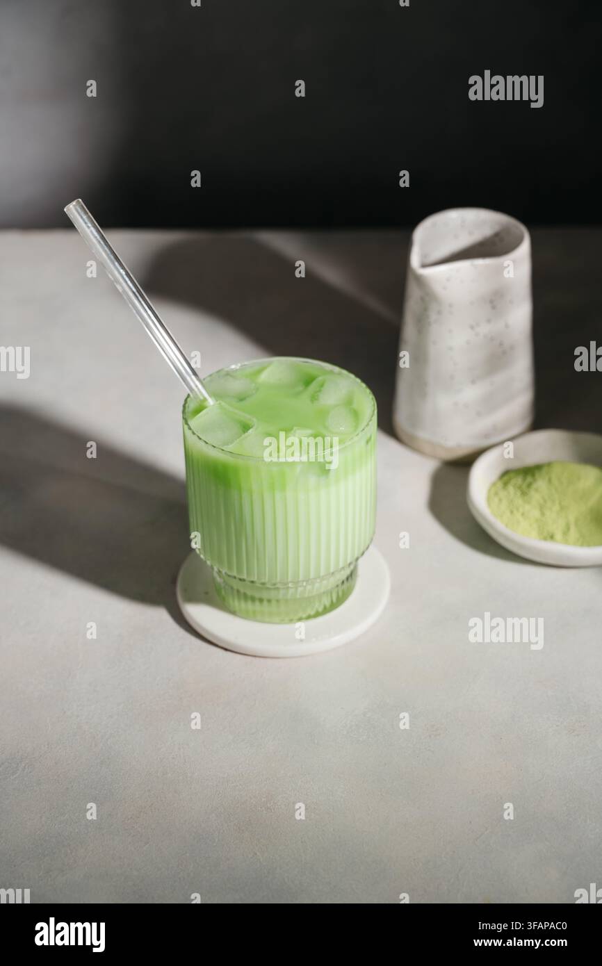 Latte freddo al tè verde matcha di un verde brillante Foto Stock
