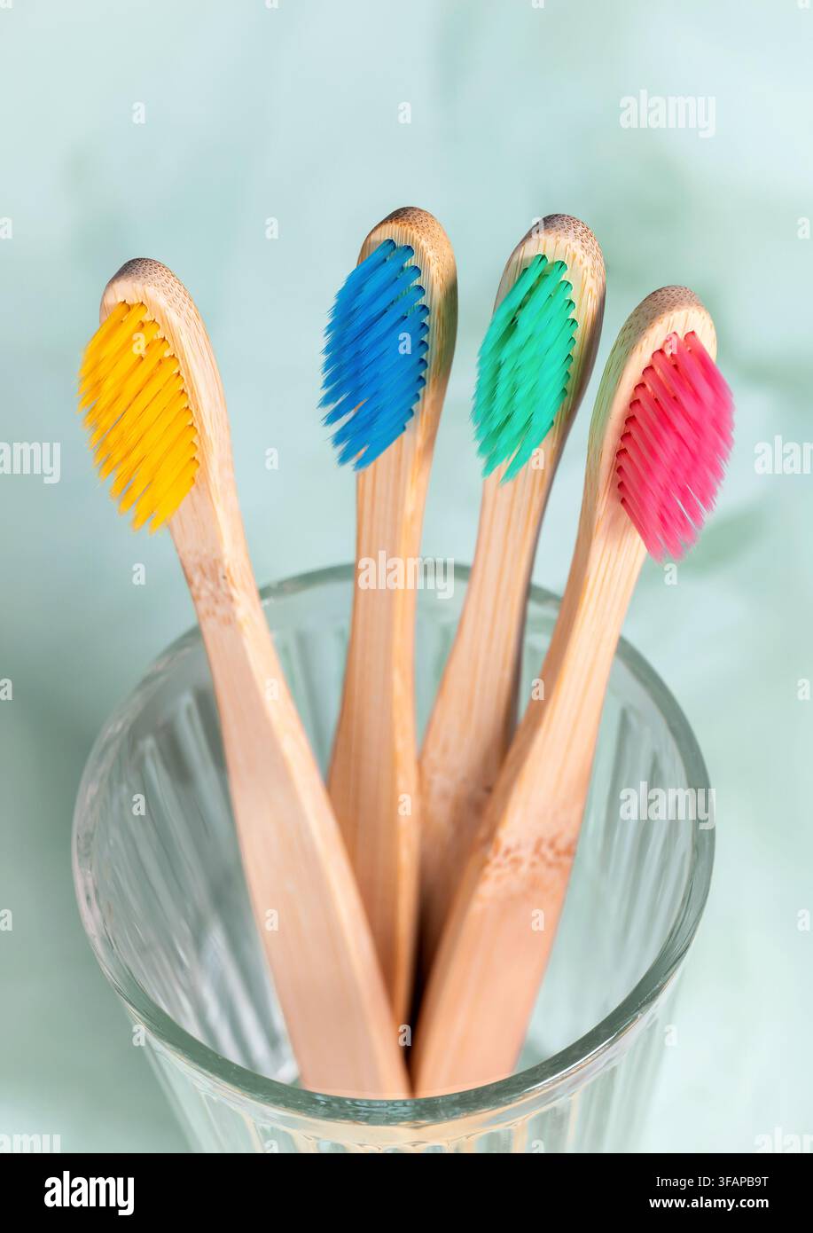 Spazzolini da denti colorati in bambù che presentano un'igiene dentale ecologica e una pulizia dei denti sostenibile Foto Stock