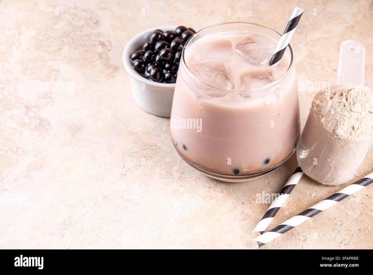 Gustoso tè freddo con bolle di proteine. Tè al latte cremoso con proteine di siero di latte ghiacciato con palline di boba, cioccolata calda fredda o latte con perle di tapioca proteiche Foto Stock