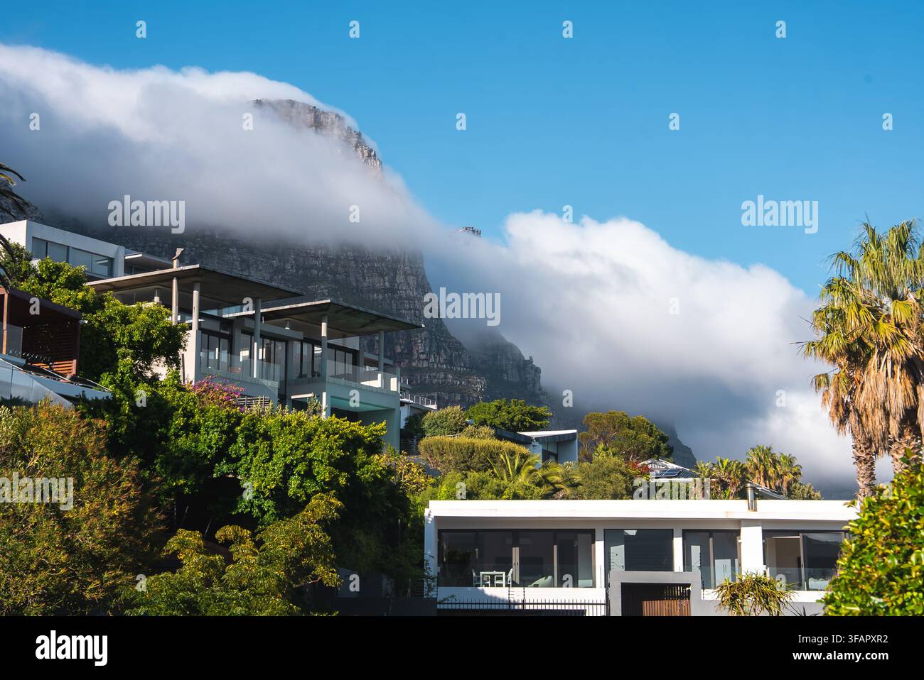 Case di lusso moderne sotto la Montagna della Tavola ricoperta di nuvole a Città del Capo Foto Stock