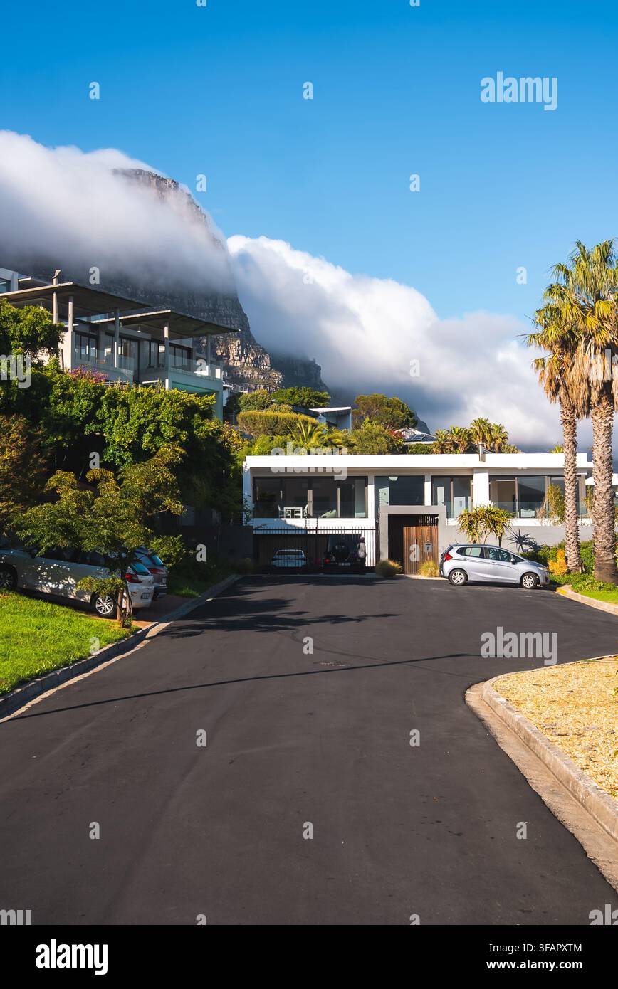 Case di lusso moderne a Camps Bay vicino alla Montagna della Tavola, Città del Capo Foto Stock