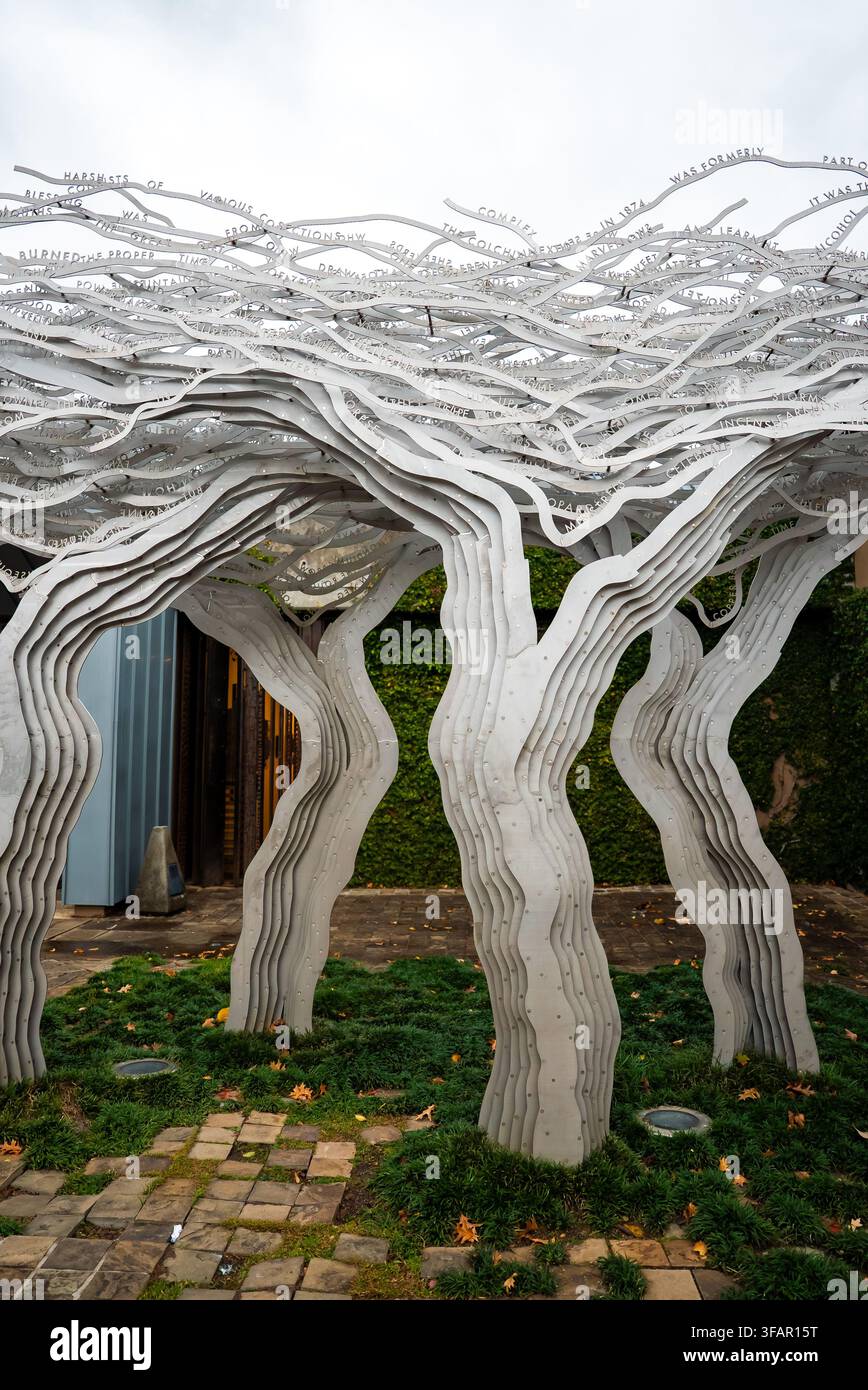 Opera scultorea di un padiglione ad albero con rami metallici a strati a Città del Capo Foto Stock