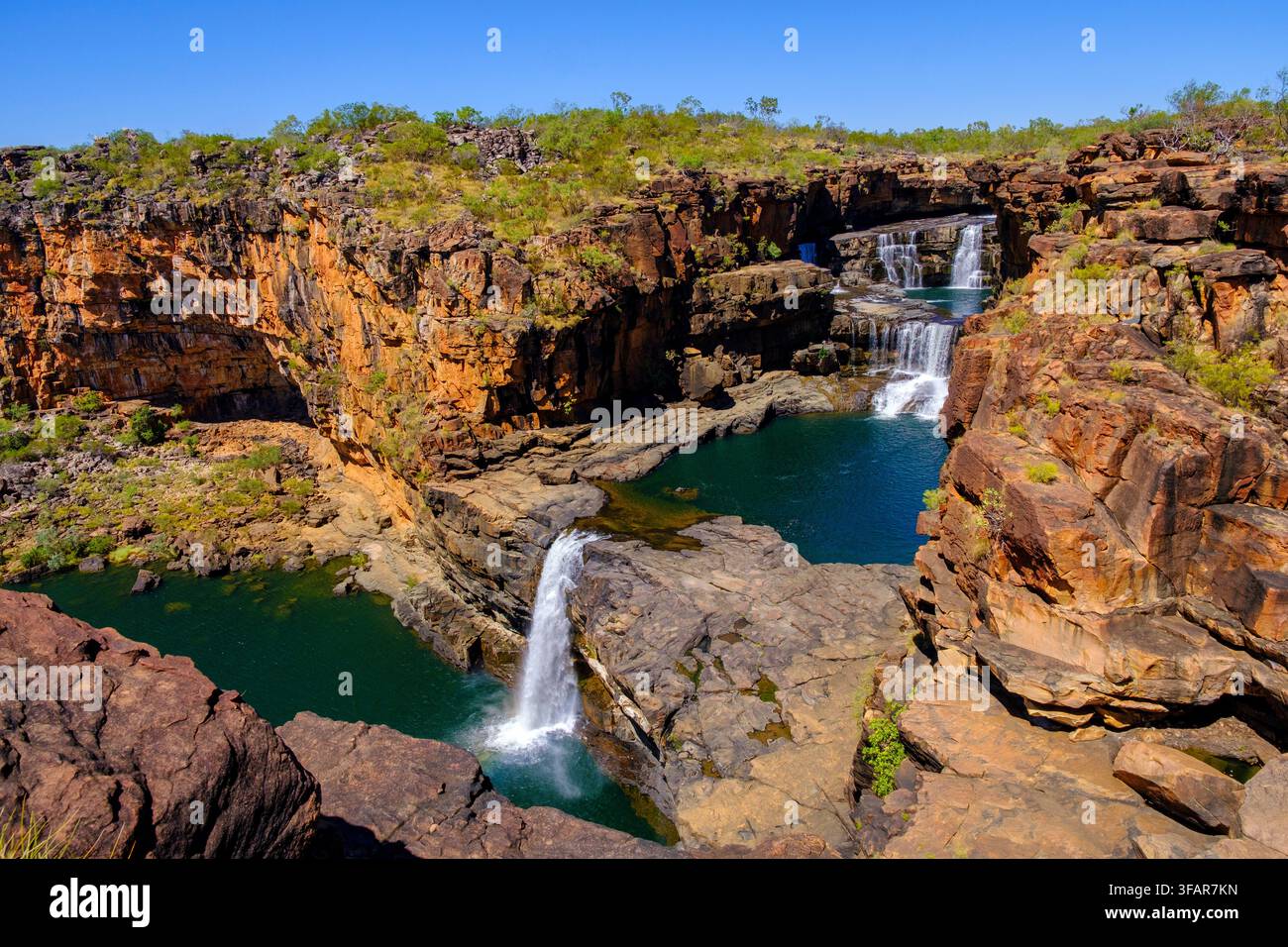 Esplora le Mitchell Falls con tre livelli distinti e acqua che scorre nel suggestivo paesaggio di Kimberley nell'outback australiano Foto Stock