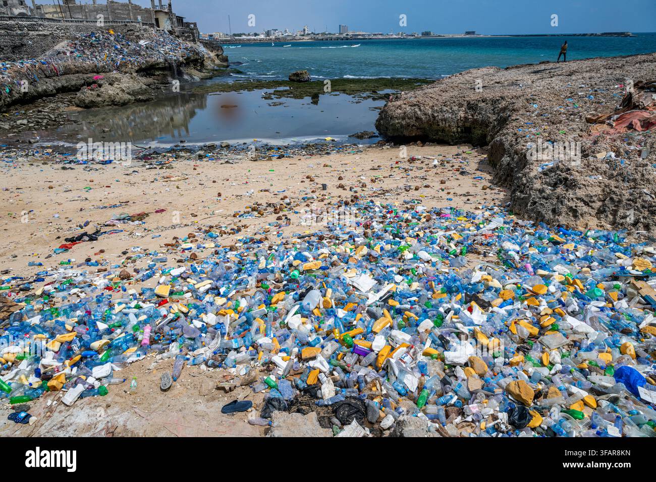 Inquinamento nelle aree costiere attraverso i rifiuti di plastica a Mogadiscio, Somalia, che colpisce la vita marina e l'ambiente locale Foto Stock
