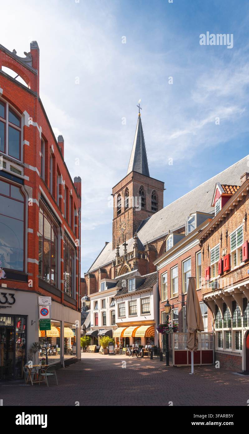 Vista della torre della chiesa di San Giorgio e delle case in estate ad Amersfoort, Paesi Bassi Foto Stock