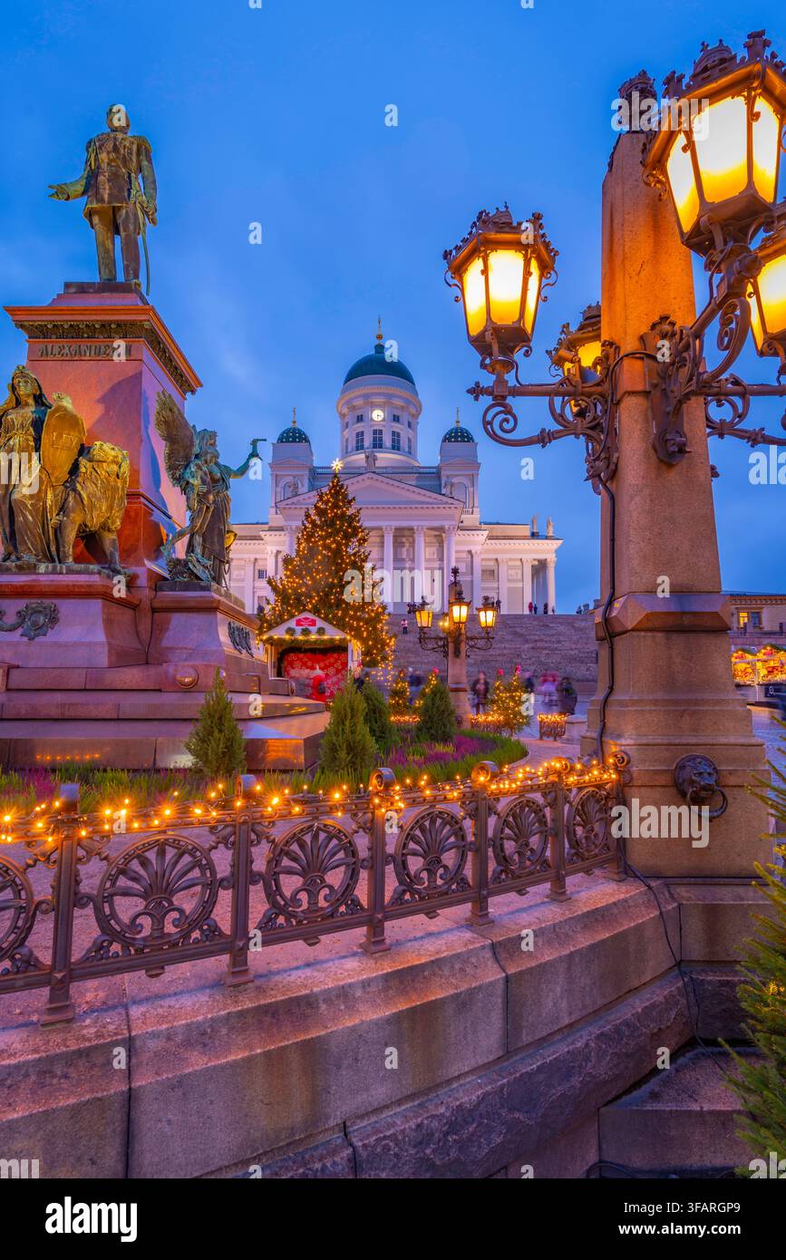 Vista della Cattedrale di Helsinki e del Mercato di Natale in Piazza del Senato al crepuscolo, Helsinki, Finlandia Foto Stock