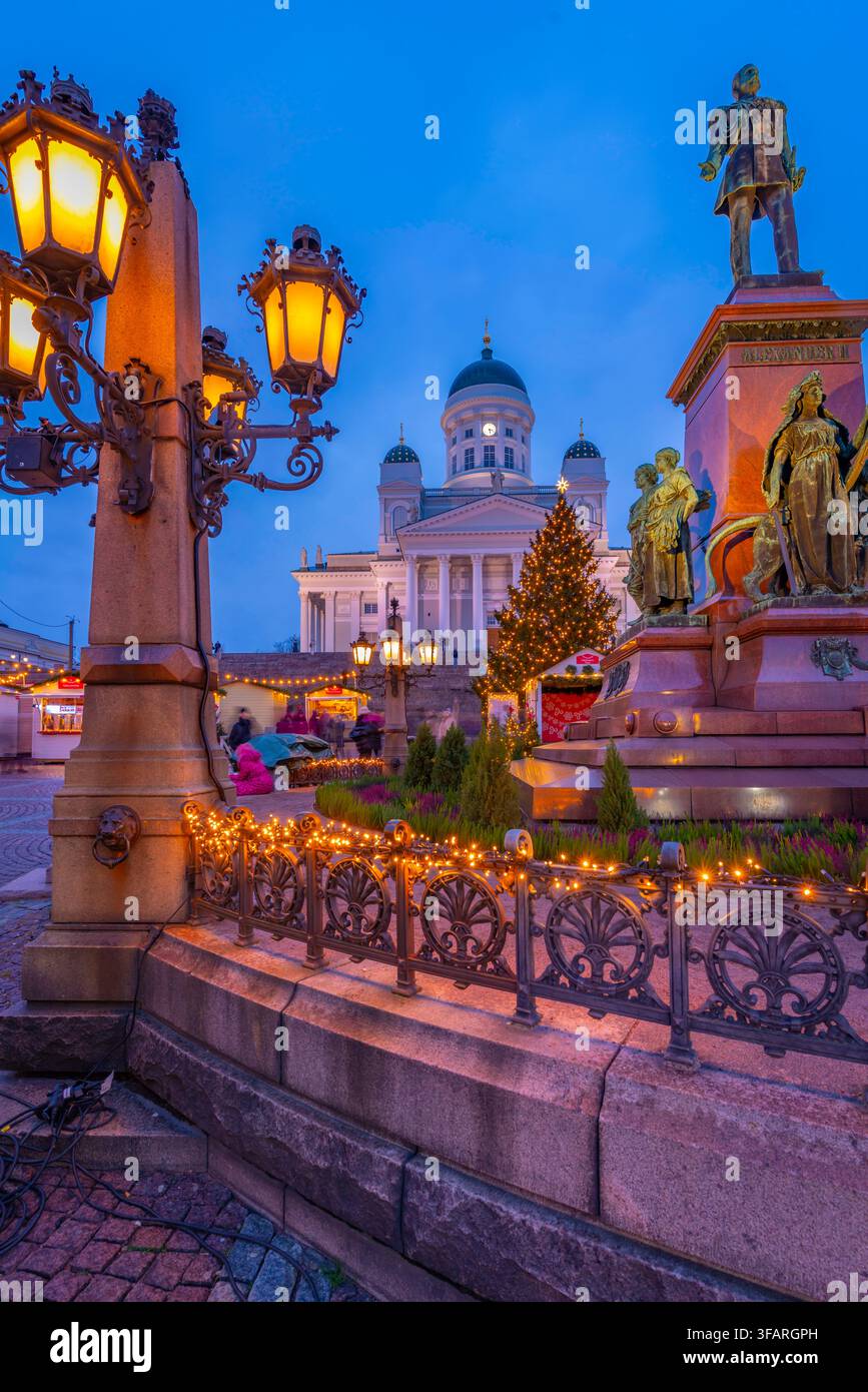Vista della Cattedrale di Helsinki e del Mercato di Natale in Piazza del Senato al crepuscolo, Helsinki, Finlandia Foto Stock
