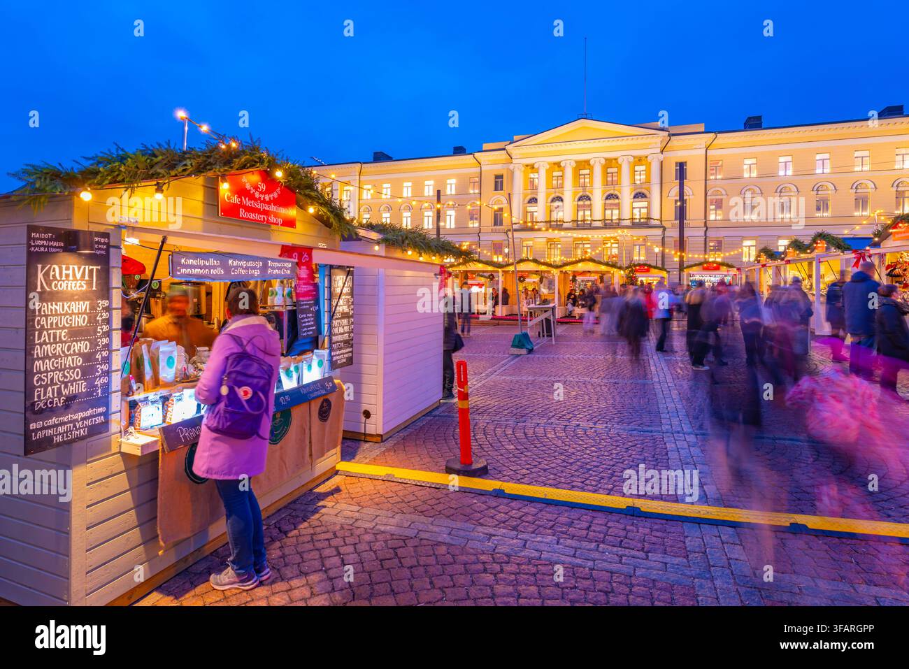 Vista del mercato di Natale in Piazza del Senato al crepuscolo, Helsinki, Finlandia Foto Stock