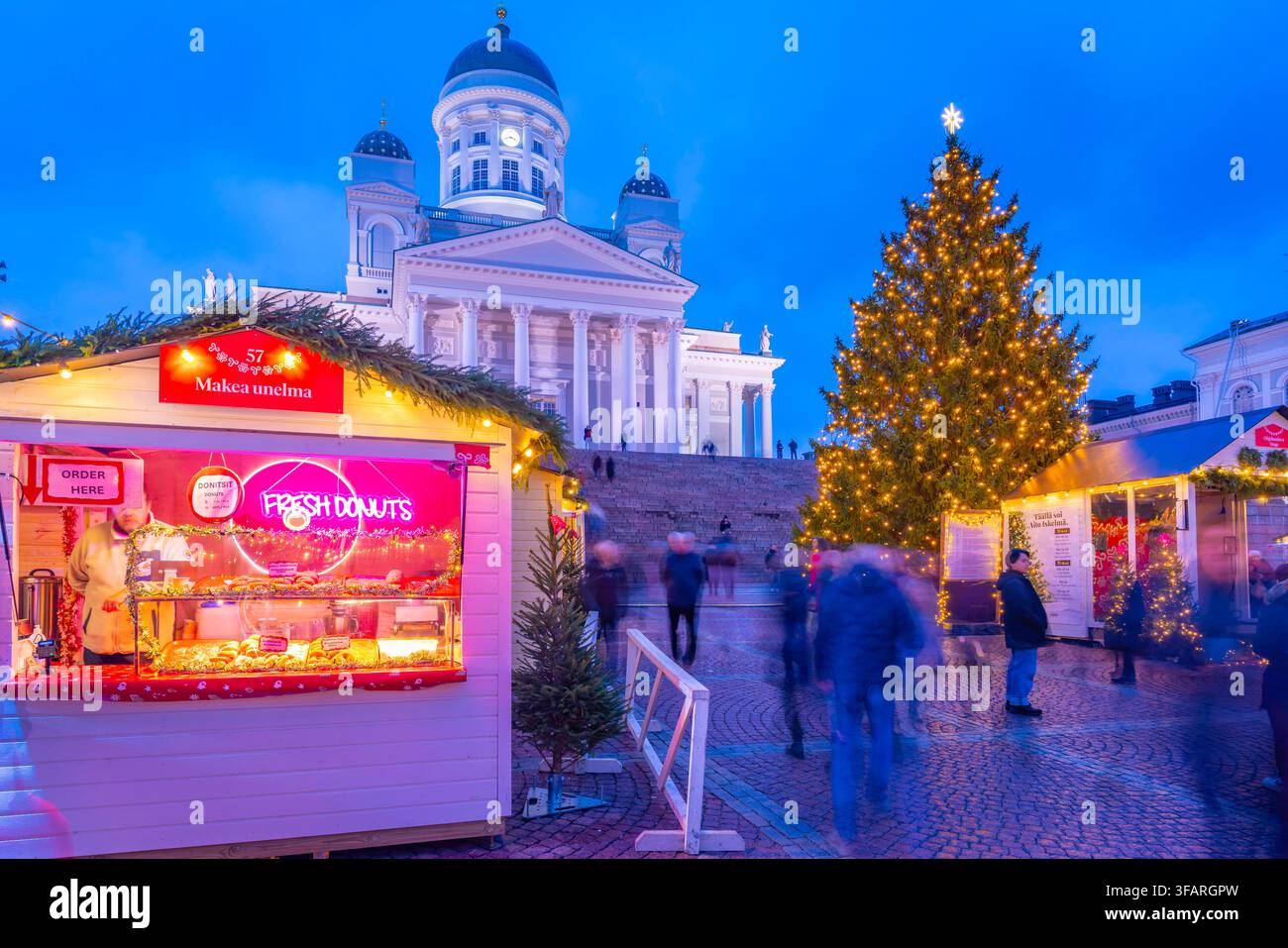 Vista della Cattedrale di Helsinki e del Mercato di Natale in Piazza del Senato al crepuscolo, Helsinki, Finlandia Foto Stock