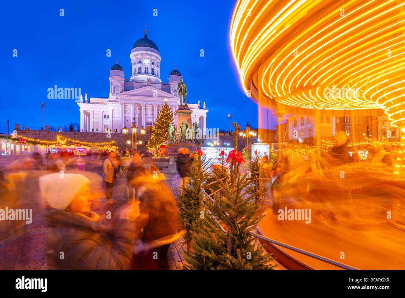 Vista della Cattedrale di Helsinki e del Mercato di Natale in Piazza del Senato al crepuscolo, Helsinki, Finlandia Foto Stock