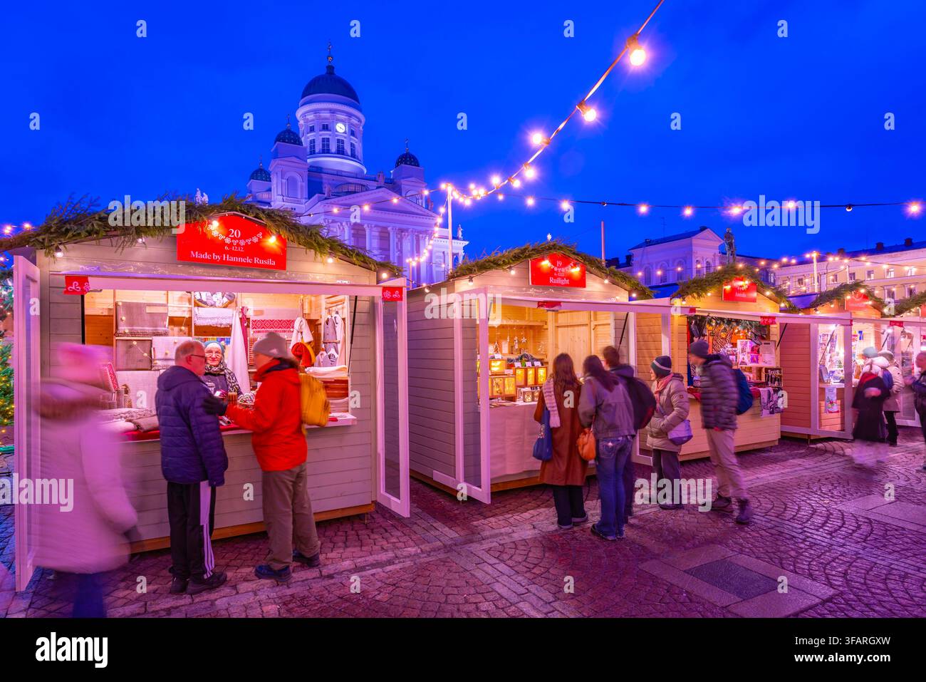Vista della Cattedrale di Helsinki e del Mercato di Natale in Piazza del Senato al crepuscolo, Helsinki, Finlandia Foto Stock