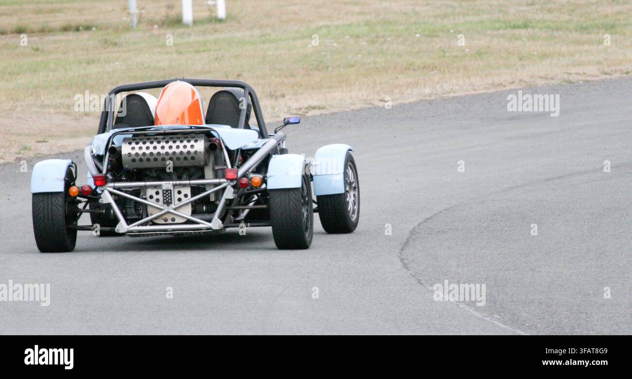 Auto Ariel Atom con passeggero. Giorno di gara sul circuito di Aintree a Liverpool. Foto Stock