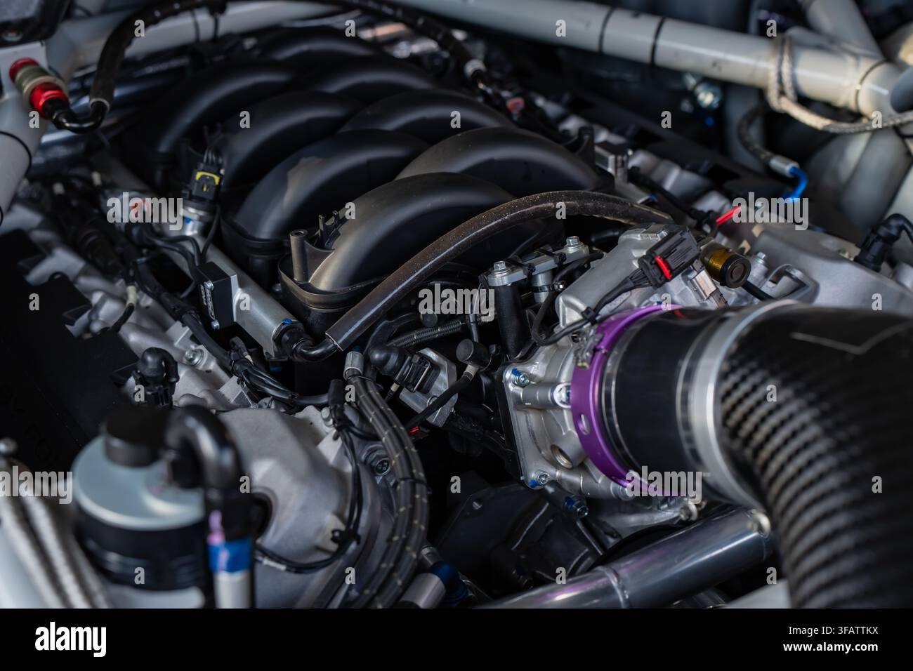 Vano motore di corsa V8 ad alte prestazioni con collettore di aspirazione in plastica, corpo farfalla elettronico e tubo di aspirazione in fibra di carbonio Foto Stock