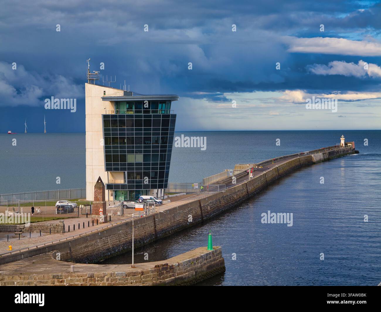 Aberdeen, UK - 17 maggio 2026: Nuvole drammatiche si addensano sopra il Marine Operations Centre e il faro sul North Breakwater di Aberdeen Port, Regno Unito Foto Stock