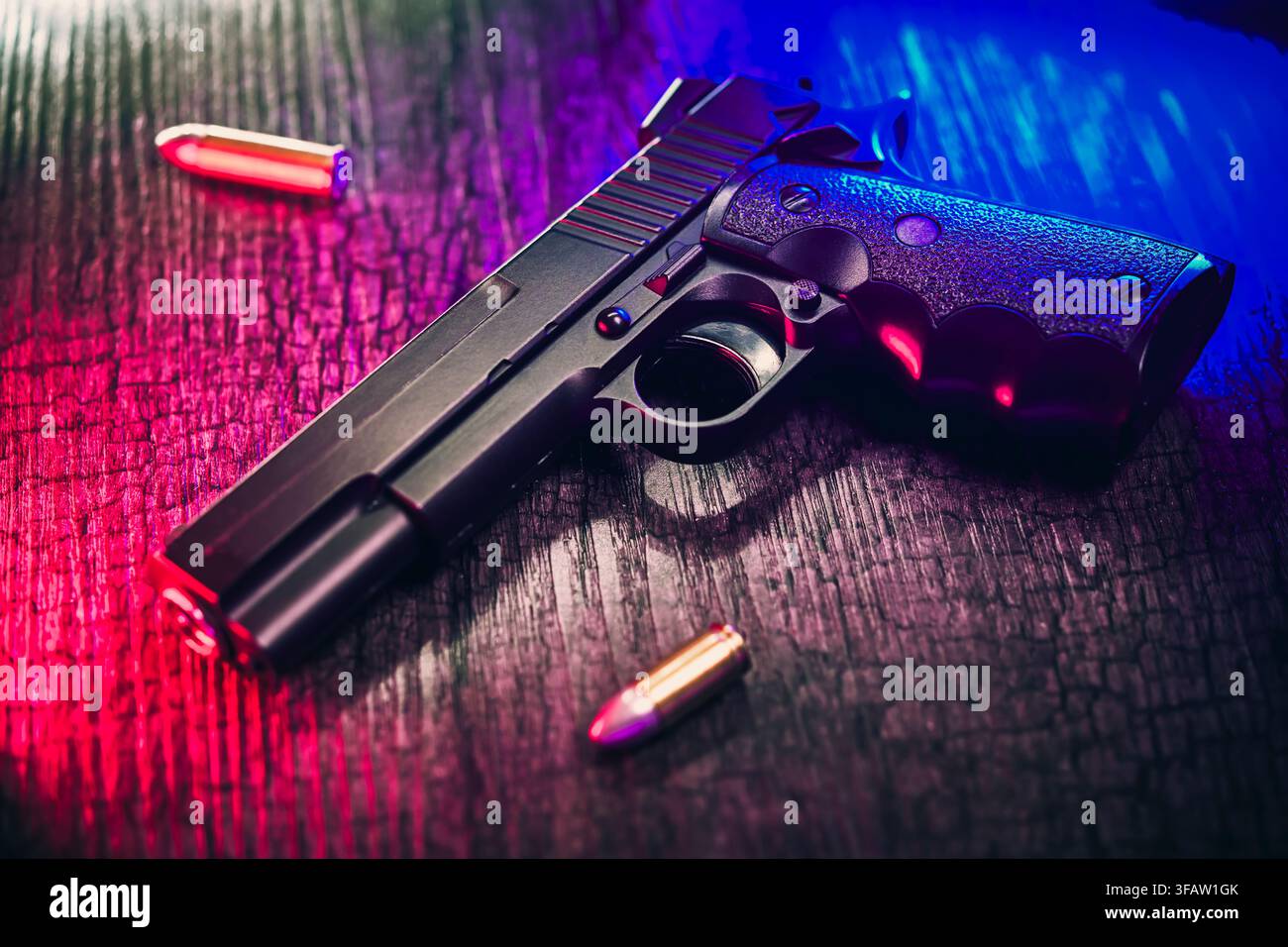 Pistola con proiettili, violenza con armi da fuoco, vero crimine Foto Stock