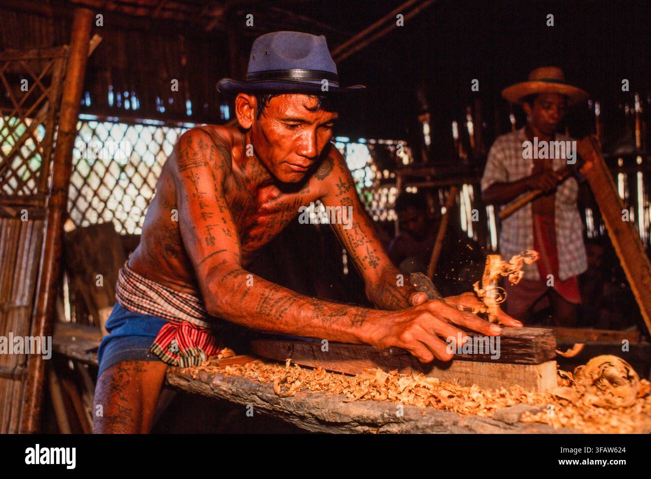 Un falegname che pratica il suo mestiere nel campo profughi cambogiano Site 2, vicino al confine con la Thailandia, gestito dalla KPNLF, settembre 1988 Foto Stock