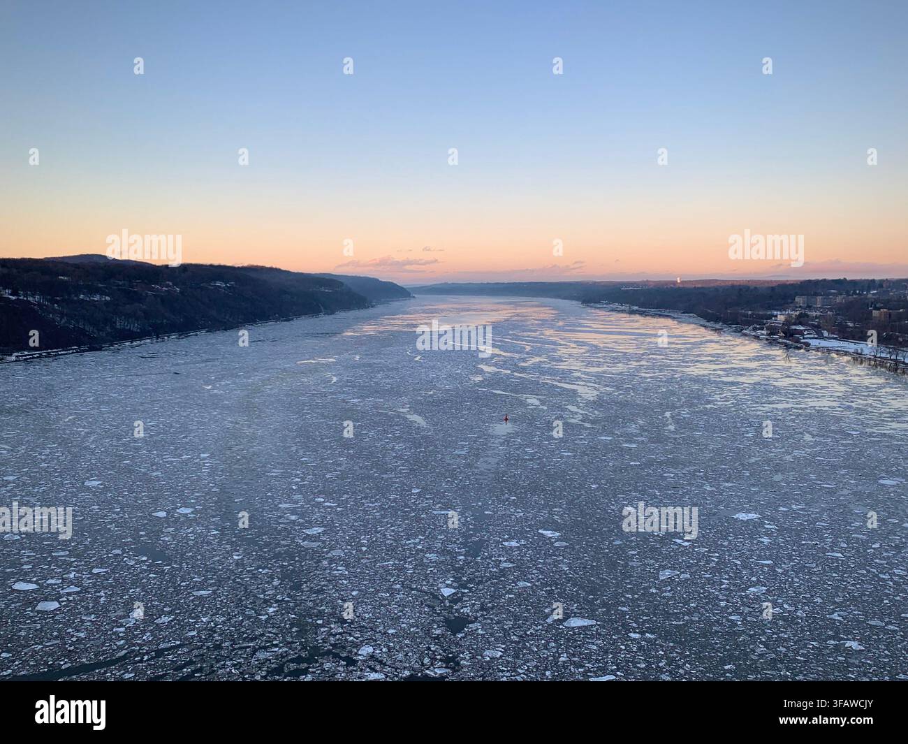 Paesaggio ghiacciato del fiume Hudson (Hudson Valley, New York, USA) Foto Stock