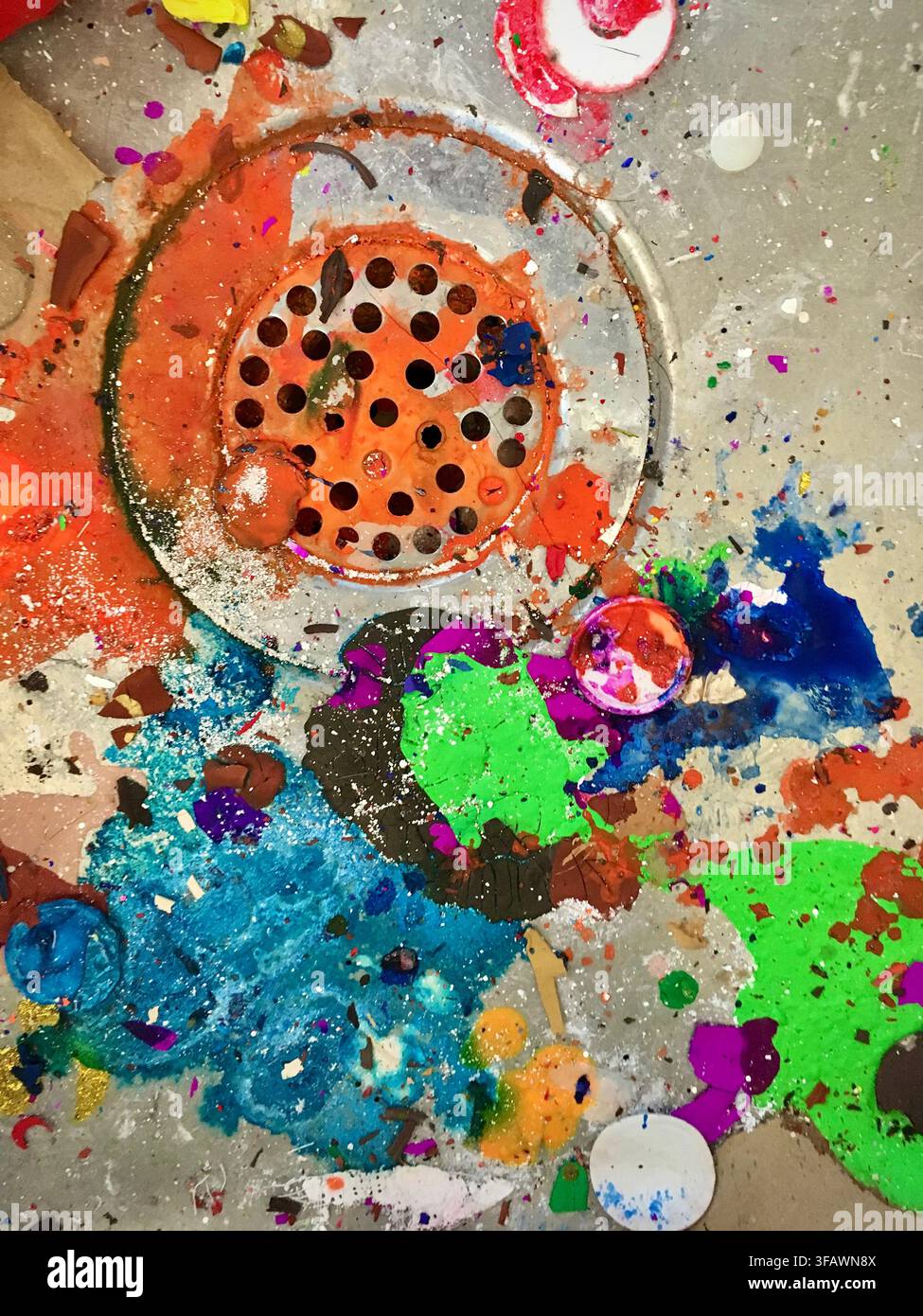 Schizzi di vernice arcobaleno nello scarico del lavandino dell'aula di arte (Stati Uniti) Foto Stock