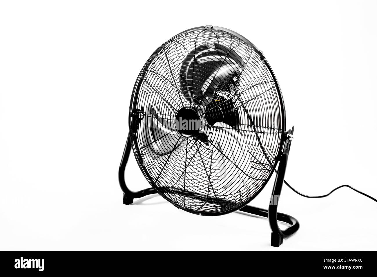 Ventilatore elettrico da pavimento nero moderno per il raffreddamento e la circolazione dell'aria isolato su sfondo bianco Foto Stock